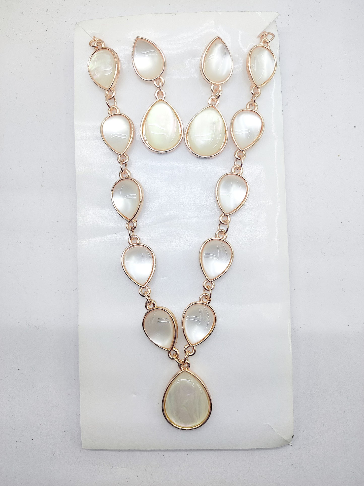 Elegant Mother-of-Pearl Geometric Necklace – Rose Gold Plated