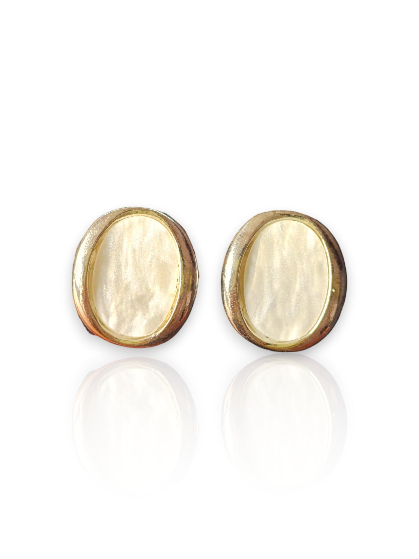 Classic Oval Mother-of-Pearl Stud Earrings 05