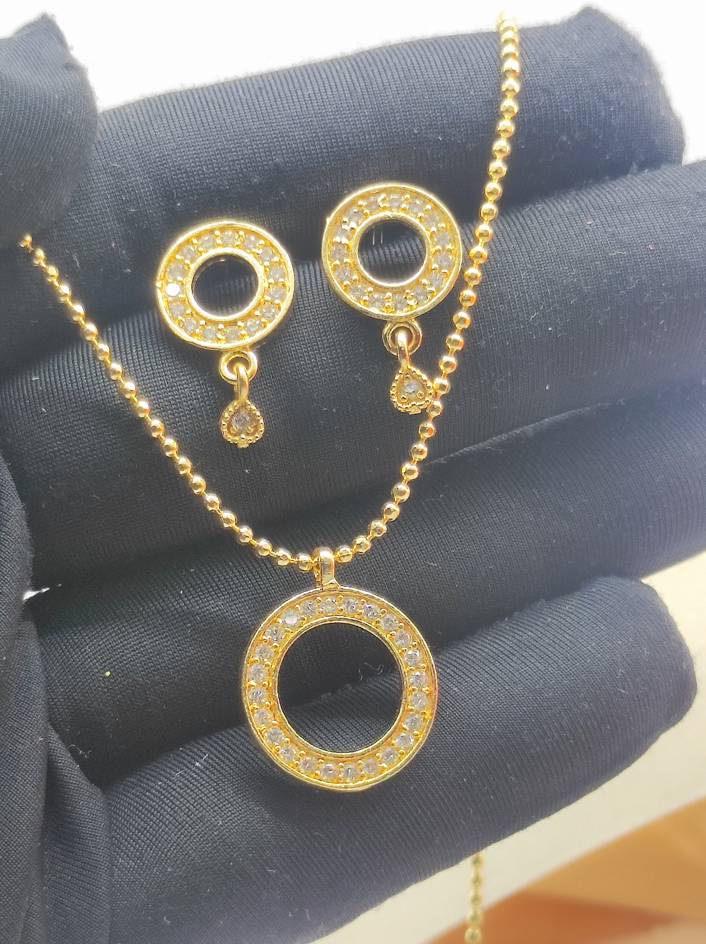 Round shape Chain Pendant Set with Earring