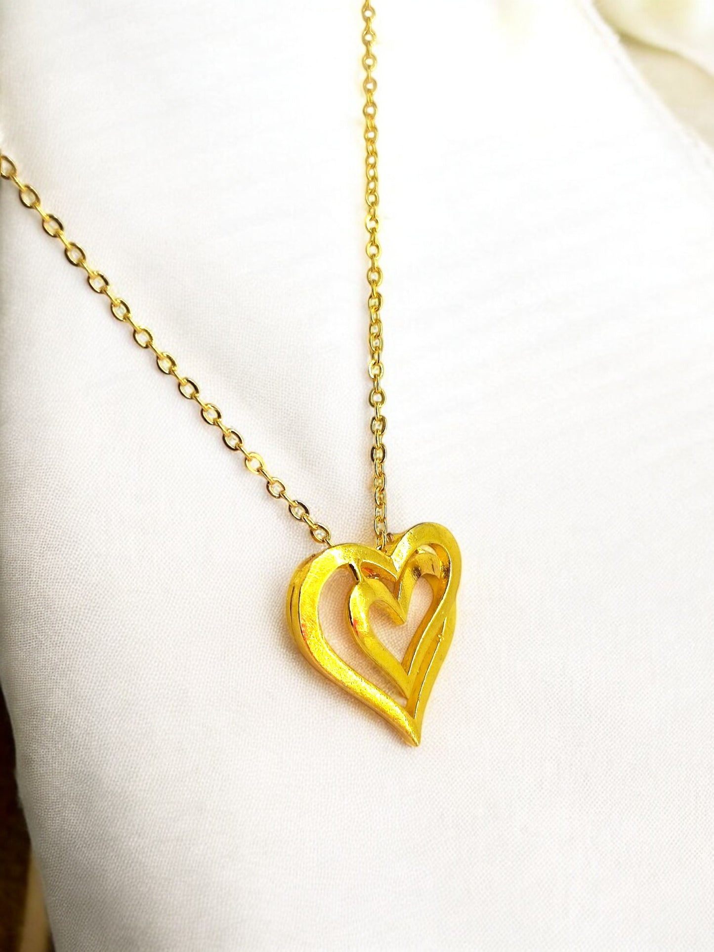 Radiant Heart – Refined Gold Pendant 01